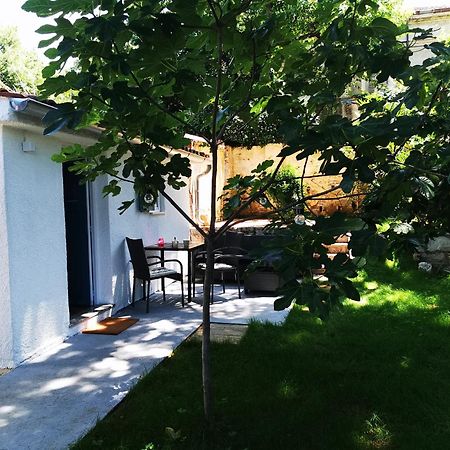 Lux Apartments In Downtown Pula Exterior photo