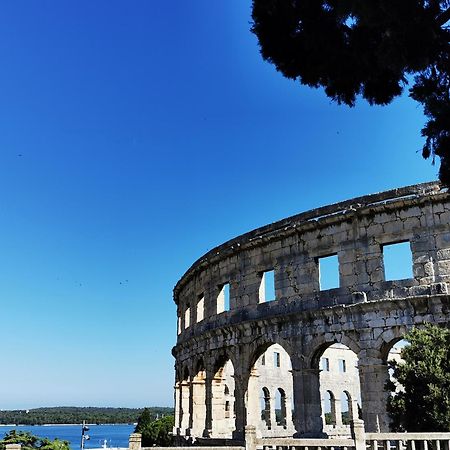 Lux Apartments In Downtown Pula Exterior photo