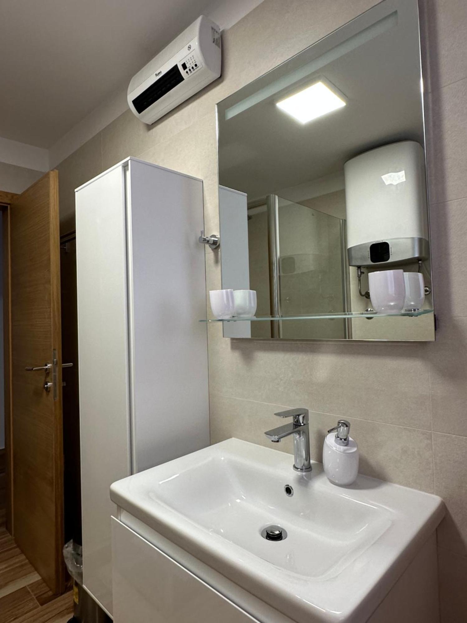 Lux Apartments In Downtown Pula Exterior photo