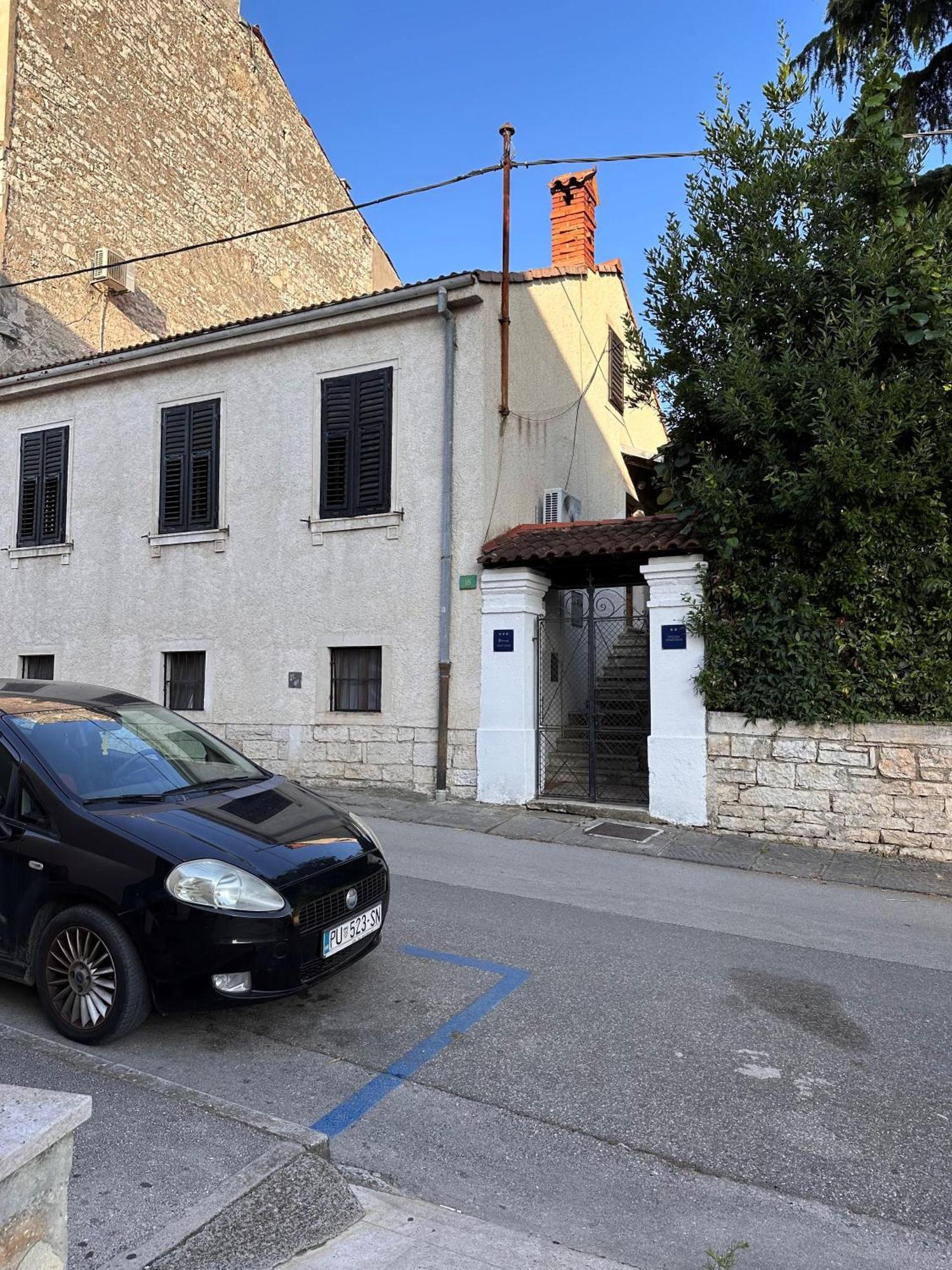 Lux Apartments In Downtown Pula Exterior photo